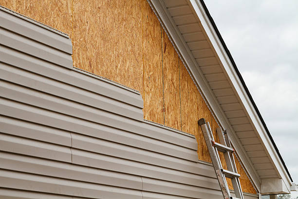 Professional Vinyl Siding technician working in Stone Creek, OH